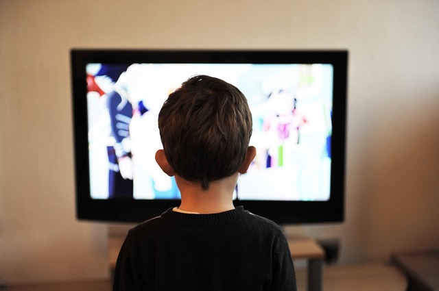 テレビに子守りをさせるママ急増？テレビが赤ちゃんに与える影響とは？